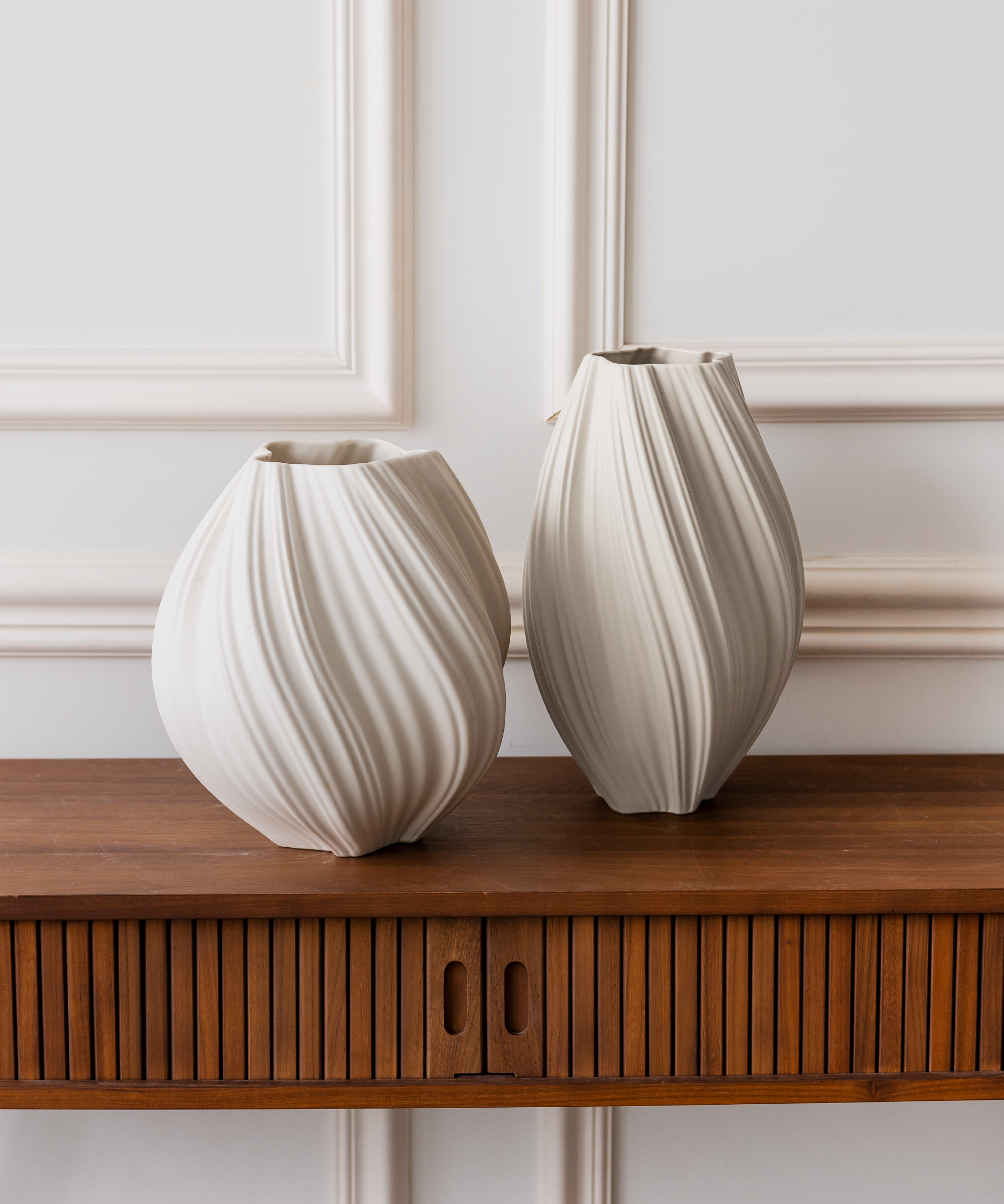 Oblong ceramic vase in beige | Flora