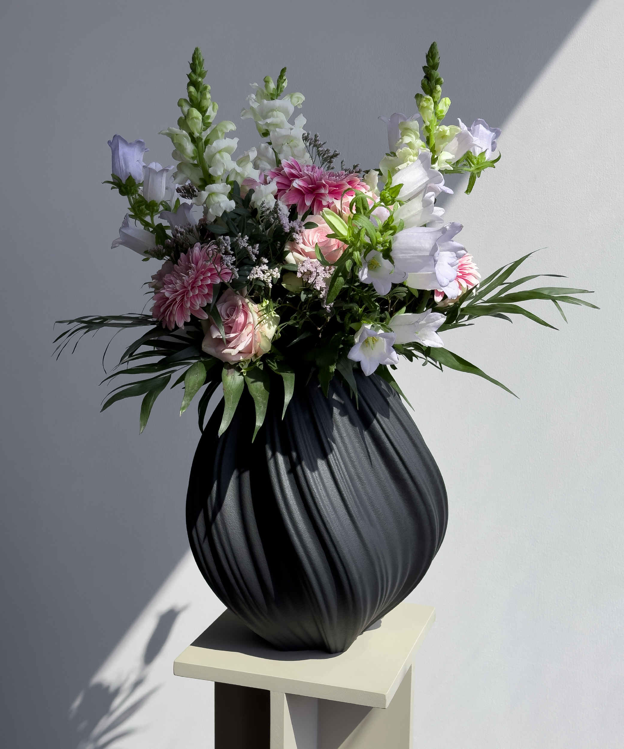 Ceramic vase in black | Flora