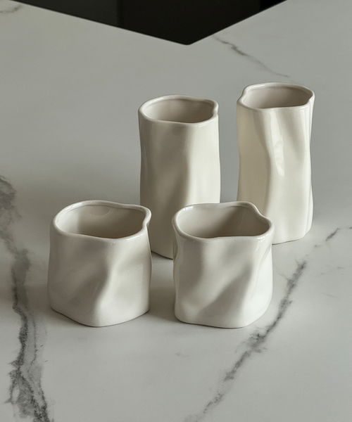 Barista Bundle mit Keramik Bechern und Tassen – Seitenansicht im Detail