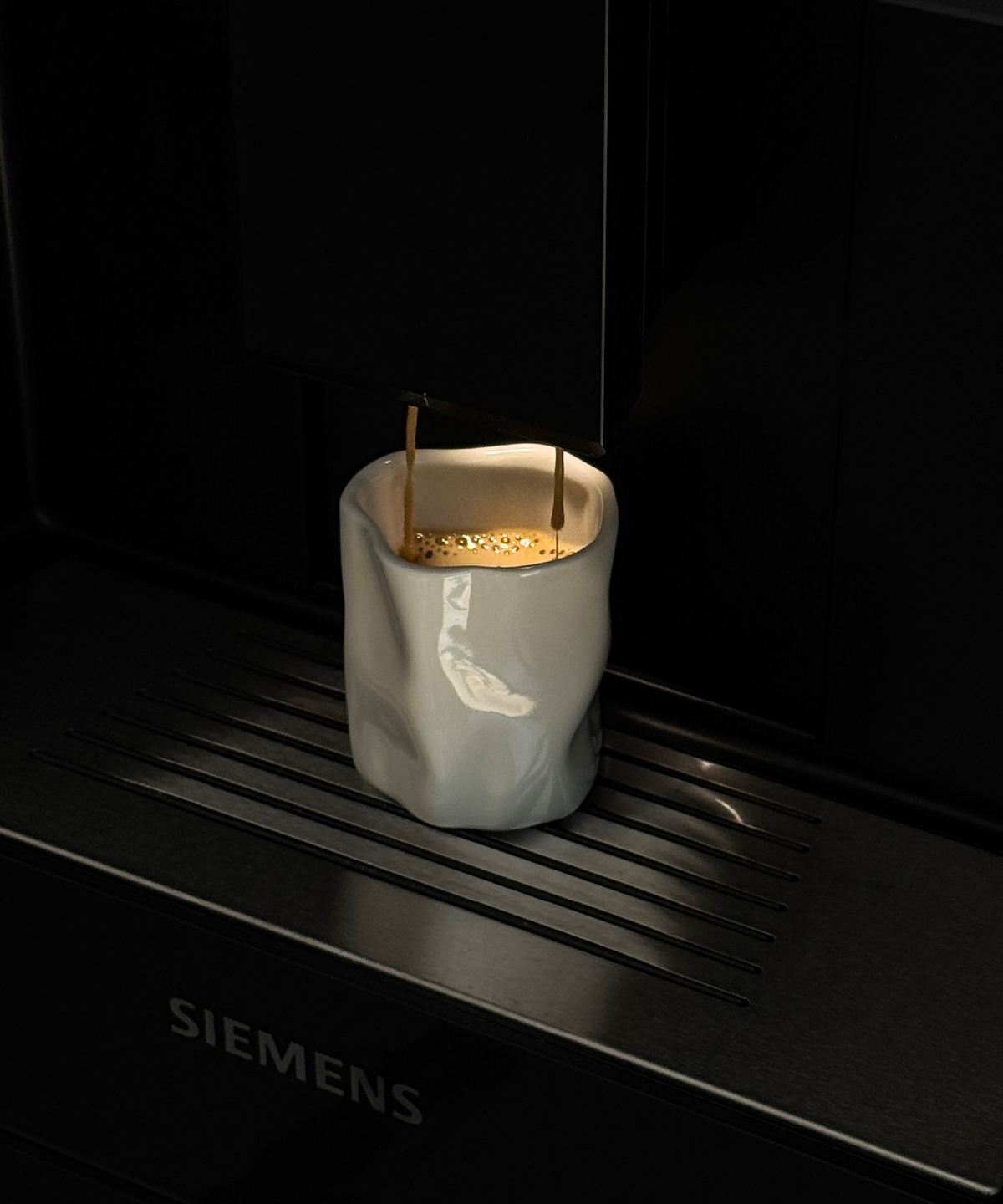 Organische Espresso-Tasse in Cremeweiß aus der Serie Alaska – Detailansicht der Verarbeitung