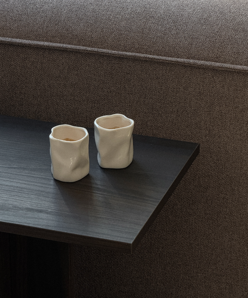 Organische Espresso-Tasse in Cremeweiß aus der Serie Alaska – Materialdetail