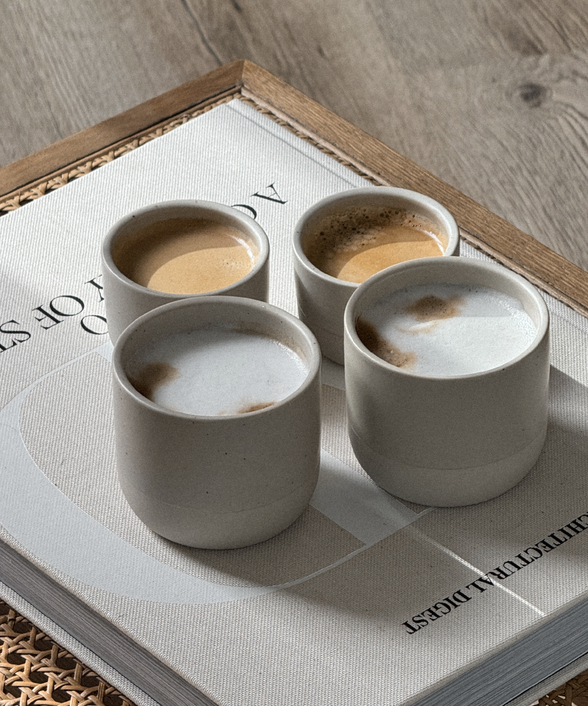 Cappuccino Keramik Becher Beige aus der Serie Faro – im Wohnambiente