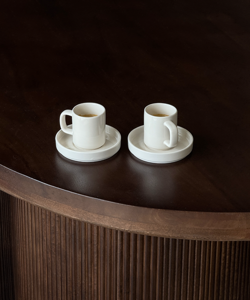 Espresso-Tasse mit Untertasse in Cremeweiß aus der Serie Nia – Nahaufnahme der Oberfläche
