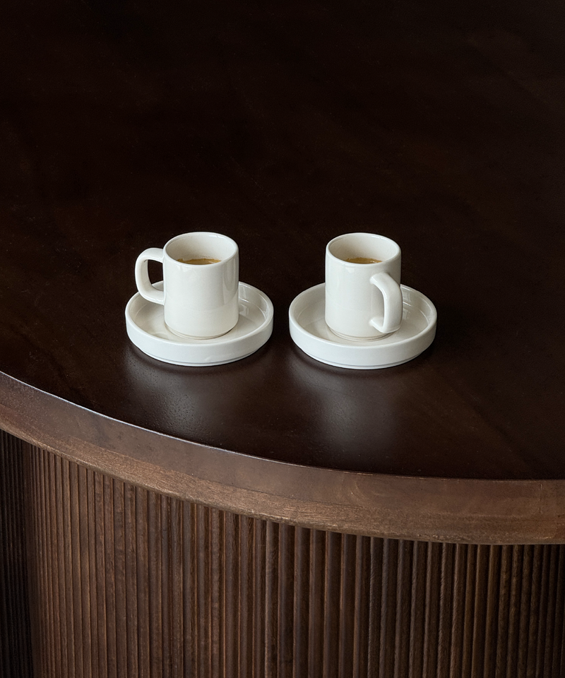 Espresso-Tasse mit Untertasse in Cremeweiß aus der Serie Nia – Nahaufnahme der Oberfläche