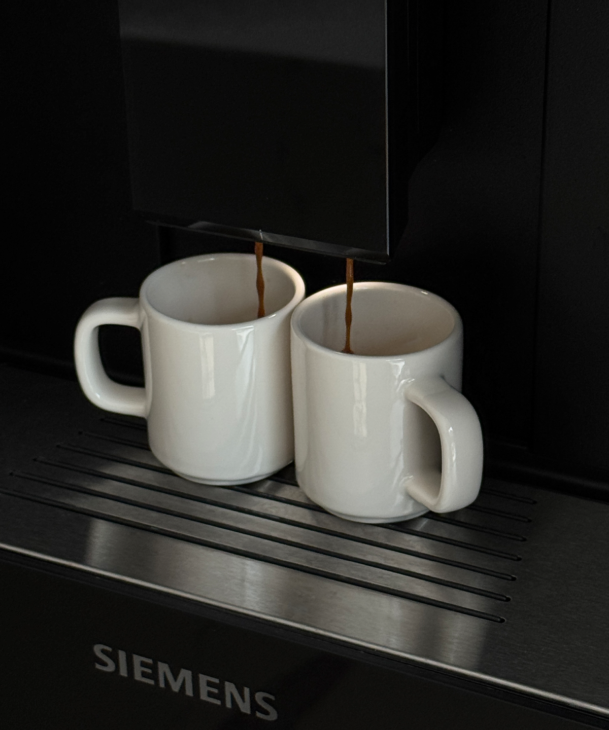 Espresso-Tasse in Cremeweiß glänzend aus der Serie Nia – Detailansicht