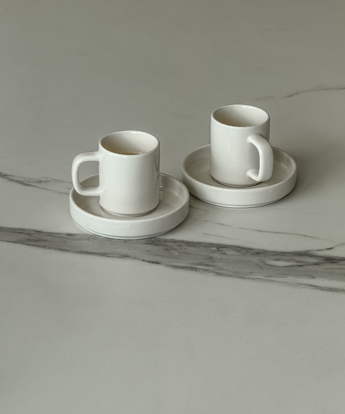 Espresso-Tasse mit Untertasse in Cremeweiß aus der Serie Nia – im Wohnambiente