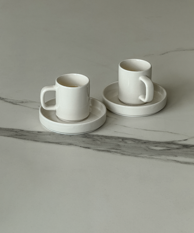 Espresso-Tasse mit Untertasse in Cremeweiß aus der Serie Nia – im Wohnambiente