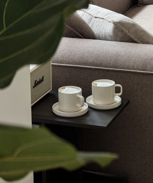 Tasse mit Untertasse in Cremeweiß glänzend aus der Serie Nia – Detailansicht