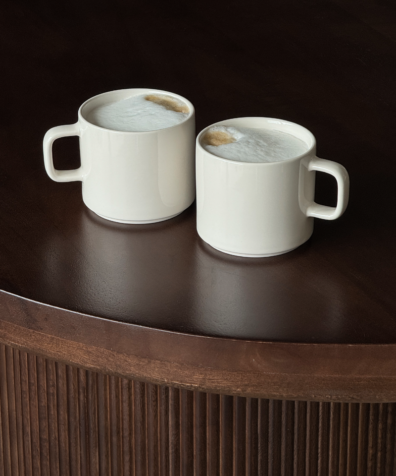 Tasse mit Untertasse in Cremeweiß glänzend aus der Serie Nia – Nahaufnahme der Oberfläche