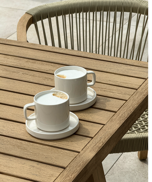 Tasse mit Untertasse in Cremeweiß glänzend aus der Serie Nia – im Wohnambiente