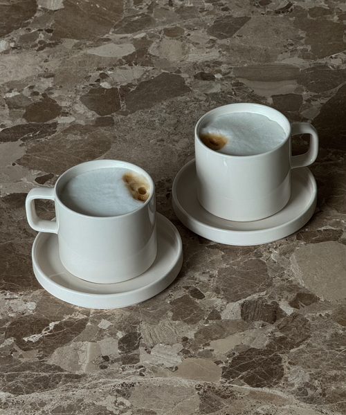Tasse mit Untertasse in Cremeweiß glänzend aus der Serie Nia – Draufsicht