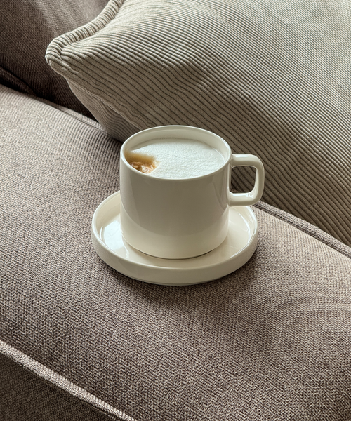 Tasse mit Untertasse in Cremeweiß glänzend aus der Serie Nia – Seitenansicht