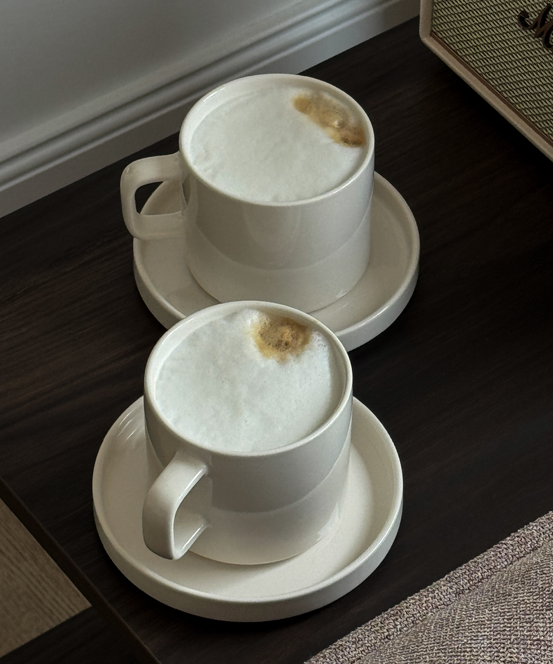 Untertasse in Cremeweiß glänzend aus der Serie Nia – Seitenansicht