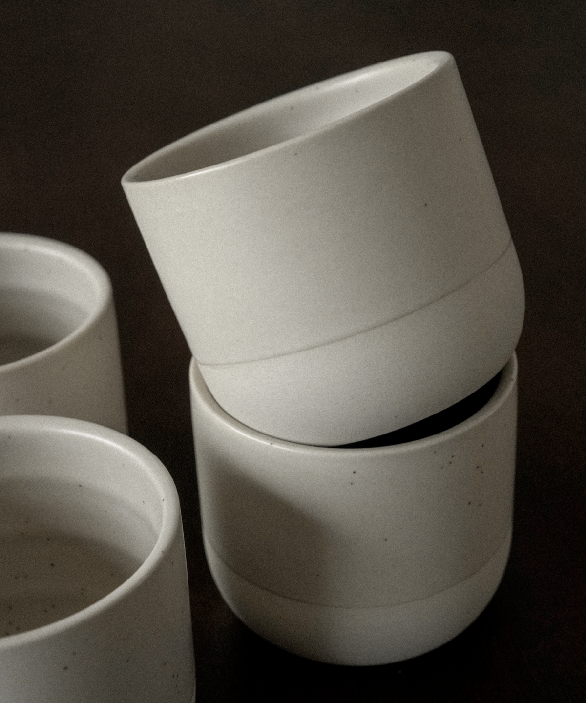 Cappuccino Keramik Becher Beige aus der Serie Faro – Nahaufnahme der Oberfläche