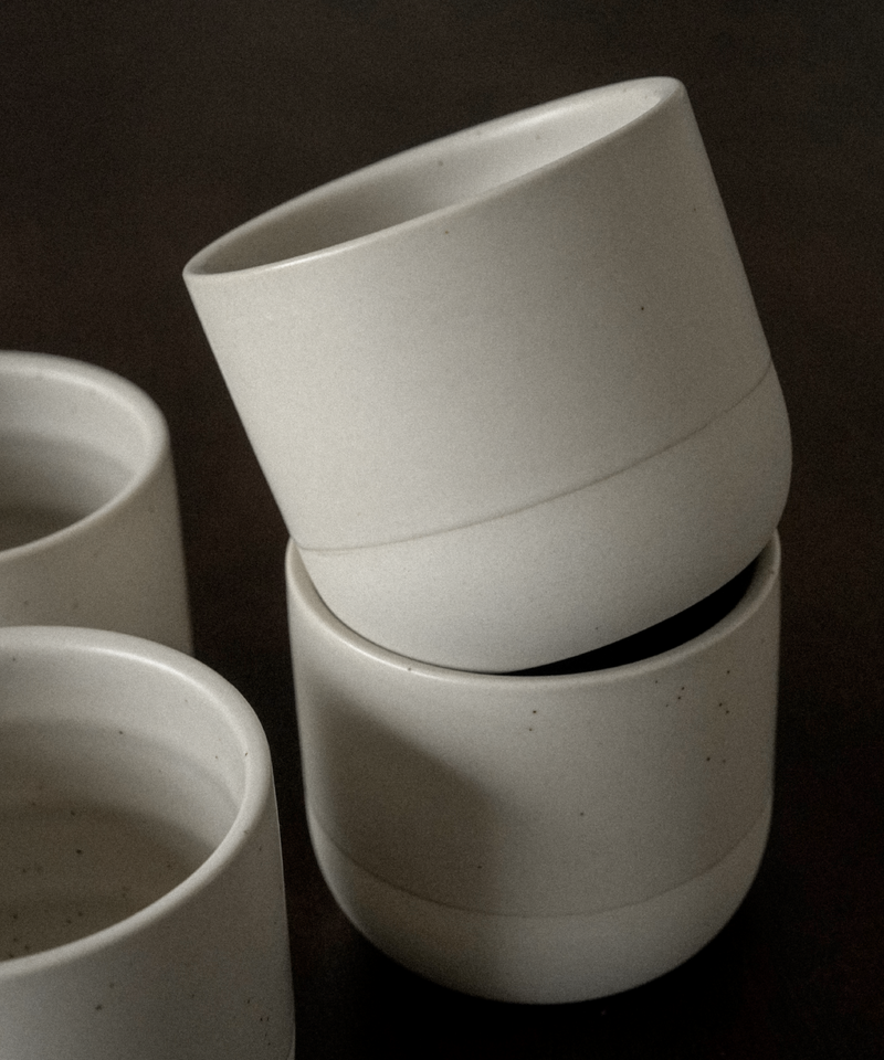 Cappuccino Keramik Becher Beige aus der Serie Faro – Nahaufnahme der Oberfläche