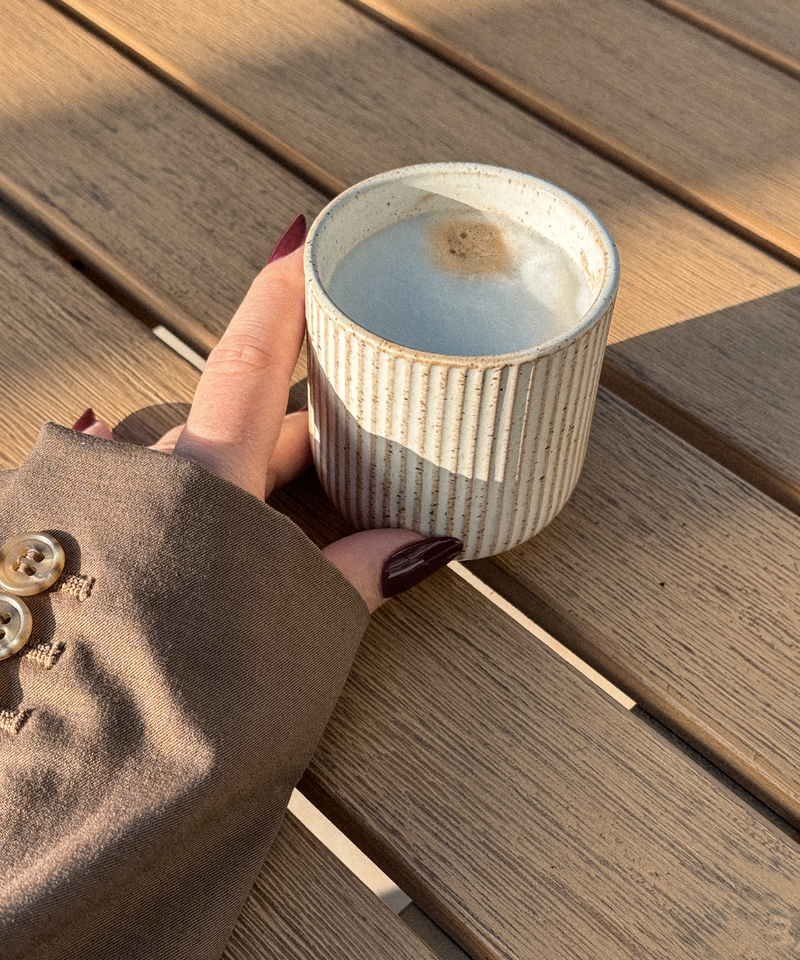 Keramik Becher im geriffelten Design Beige aus der Serie Paris – Nahaufnahme der Oberfläche