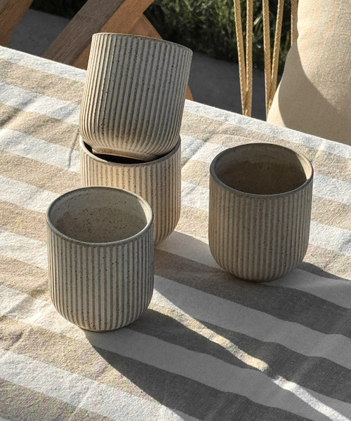 Keramik Becher im geriffelten Design Beige aus der Serie Paris – im Wohnambiente
