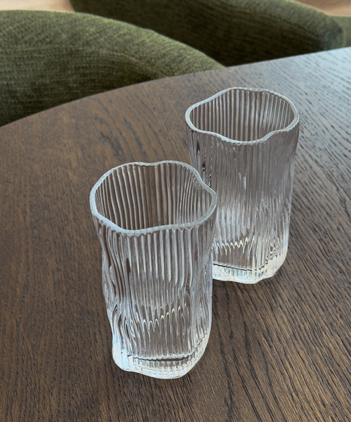 Geriffeltes Trinkglas im organischen Design aus der Serie Alaska – Seitenansicht