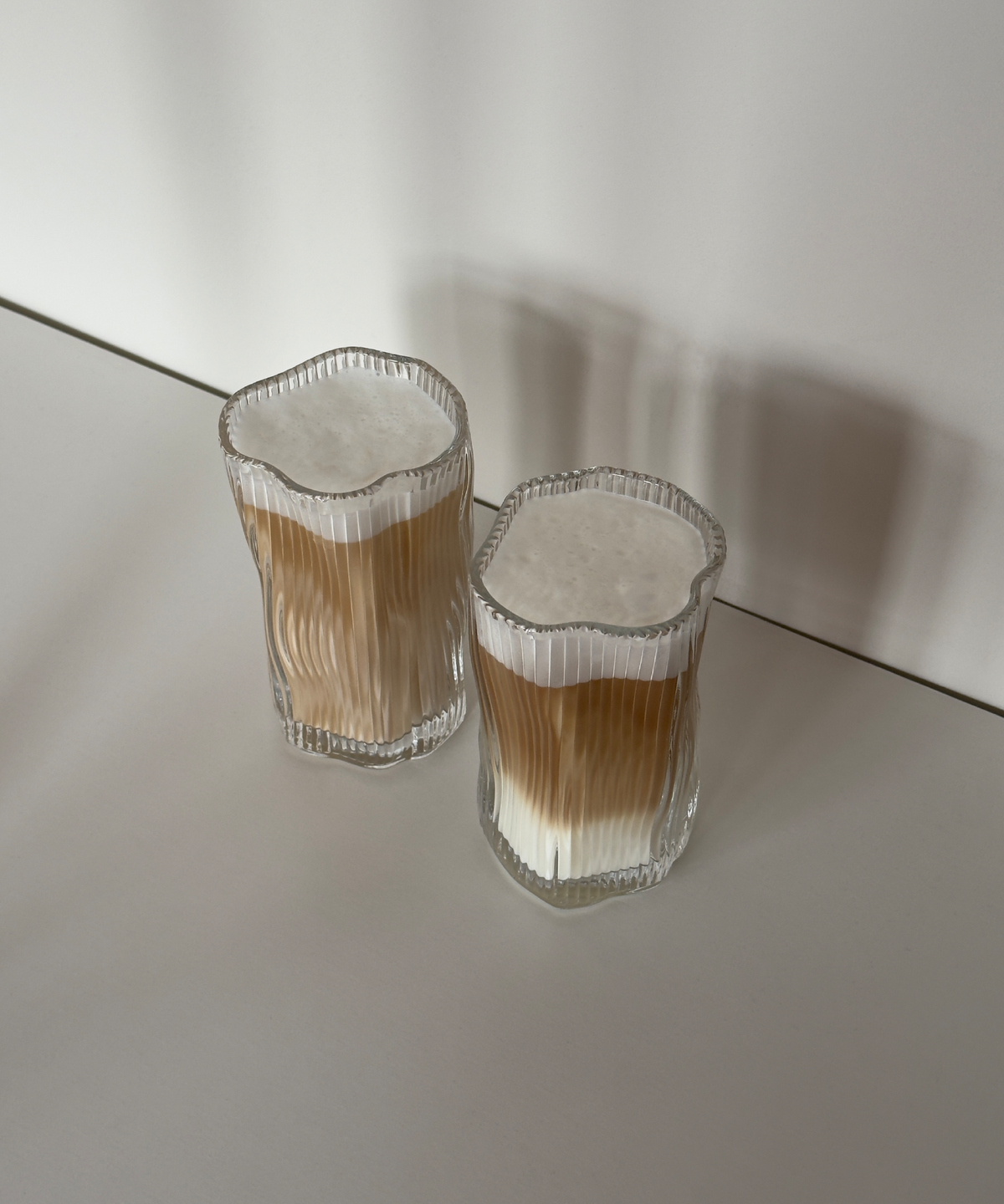 Geriffeltes Trinkglas im organischen Design aus der Serie Alaska – Nahaufnahme der Oberfläche