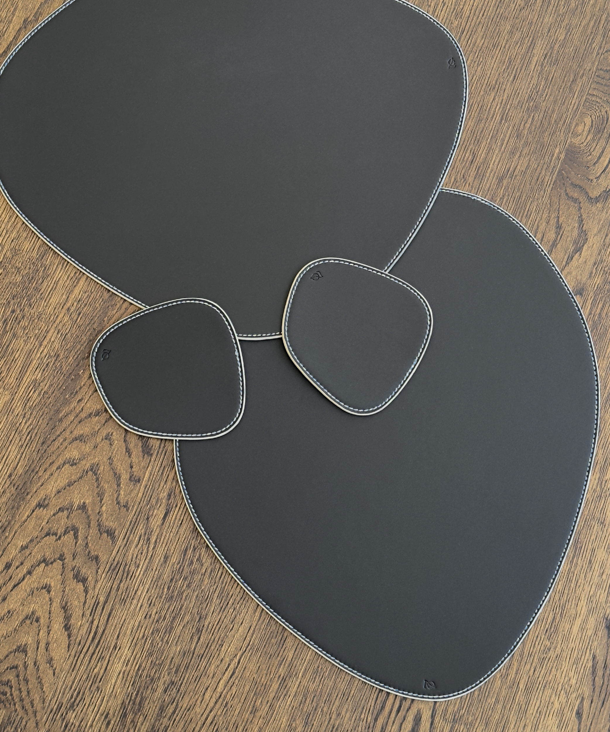 Asymmetrical reversible black/beige faux leather plate and glass coaster set | Jade