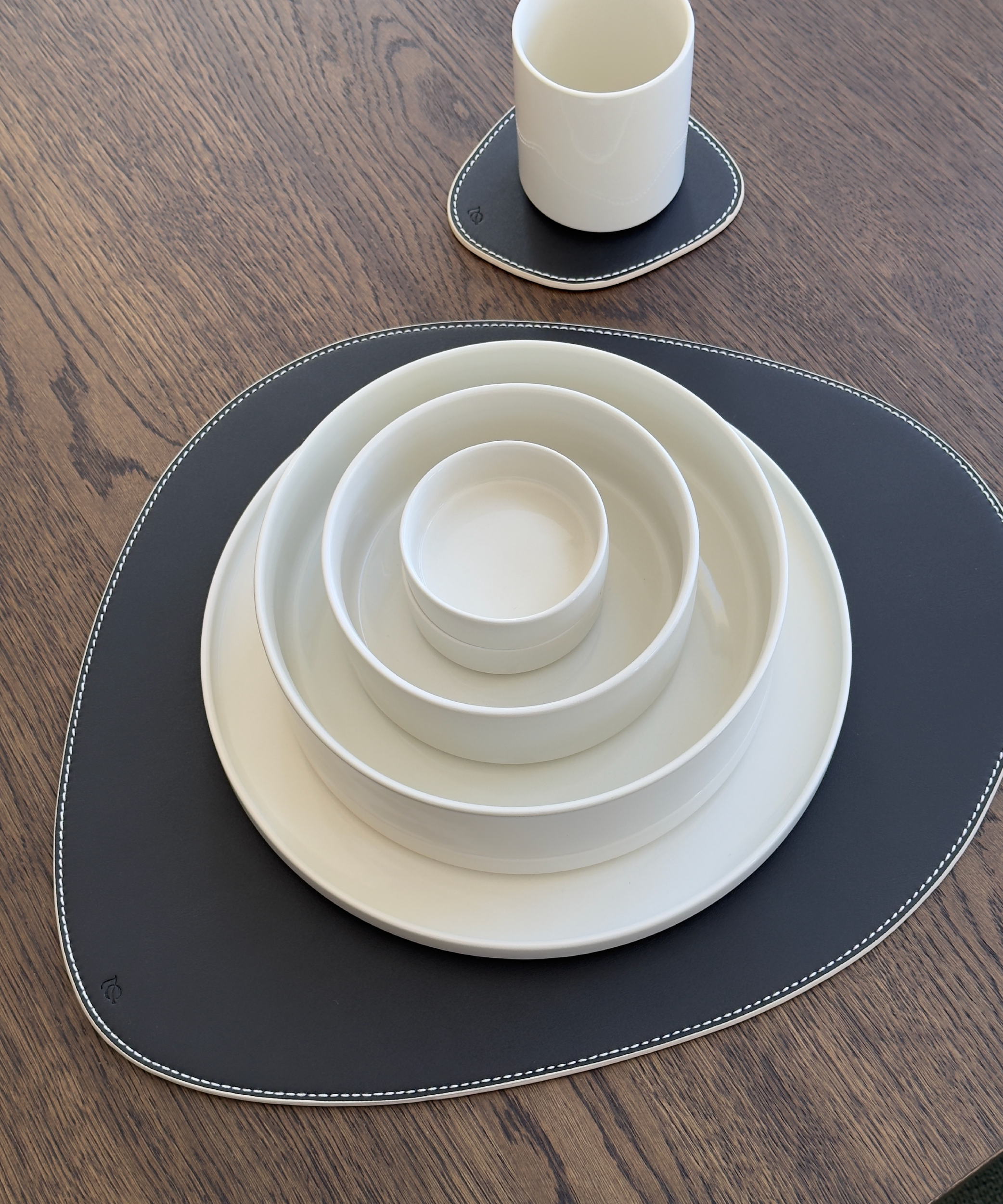 Asymmetrical reversible black/beige faux leather plate and glass coaster set | Jade