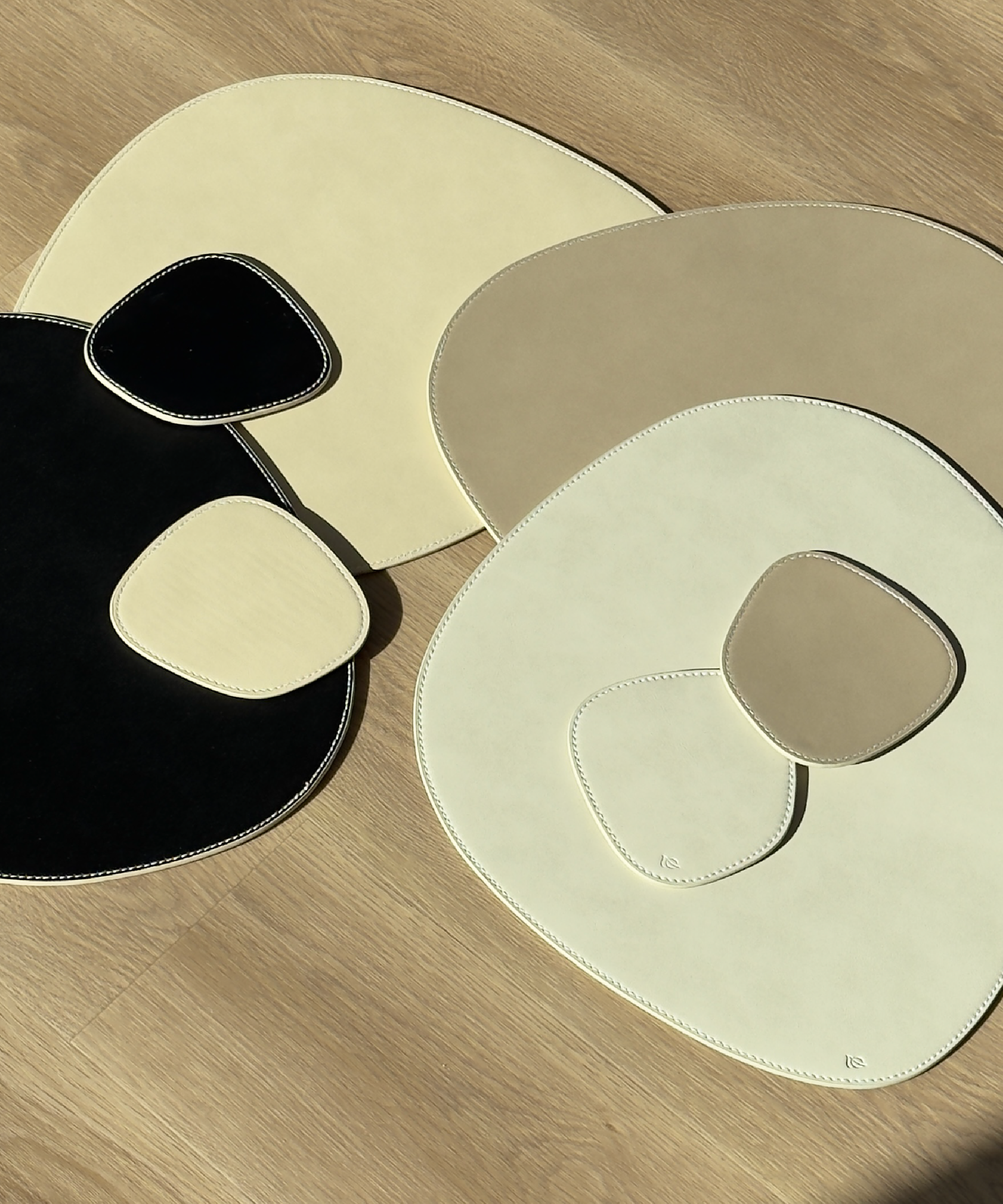 Asymmetrical reversible black/beige faux leather plate and glass coaster set | Jade