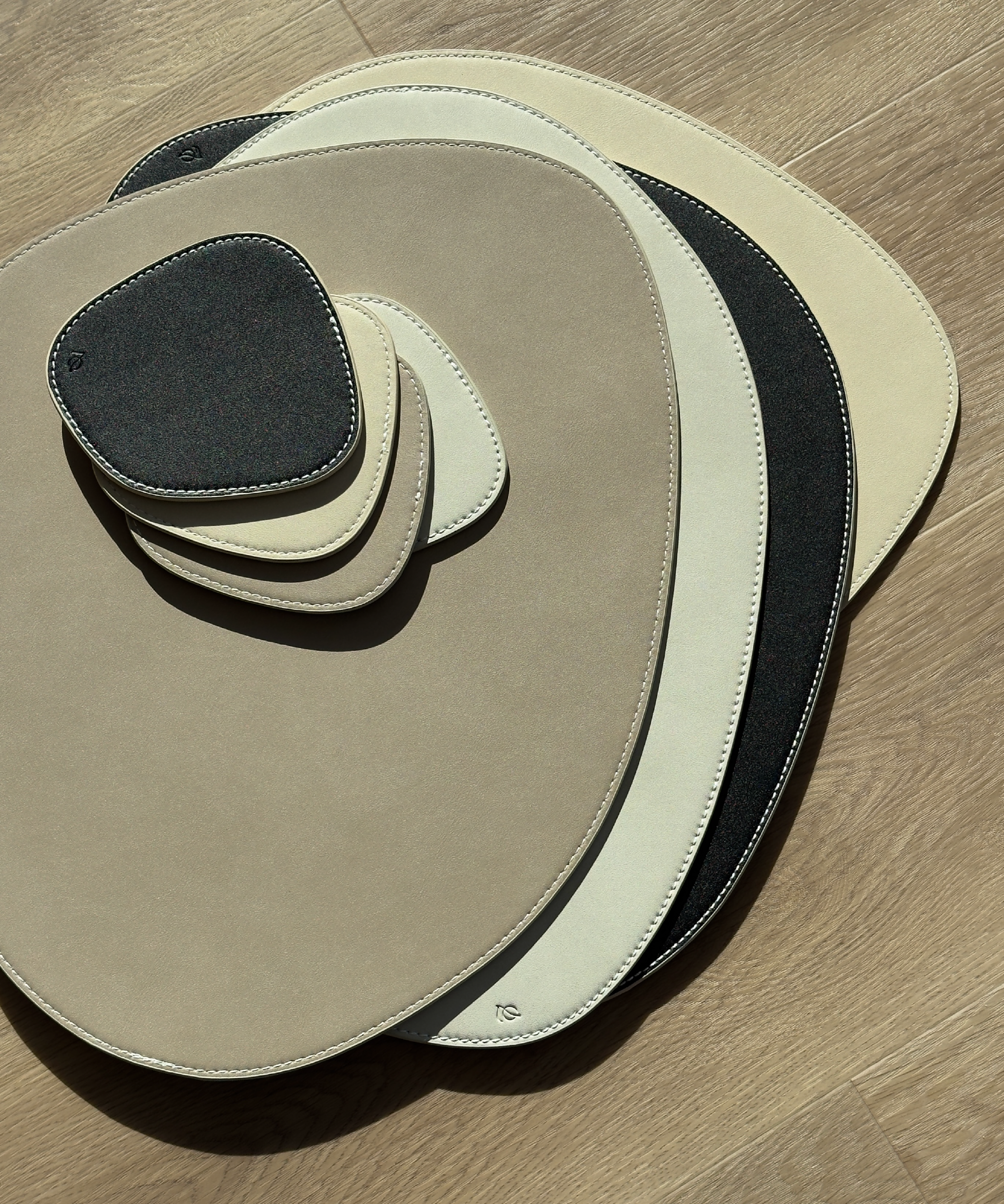 Asymmetrical reversible black/beige faux leather plate and glass coaster set | Jade