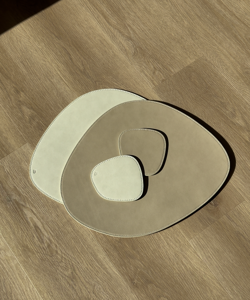 Teller- und Glasuntersetzer in Taupe und Creme aus der Serie Jade – Produktansicht im Wohnambiente