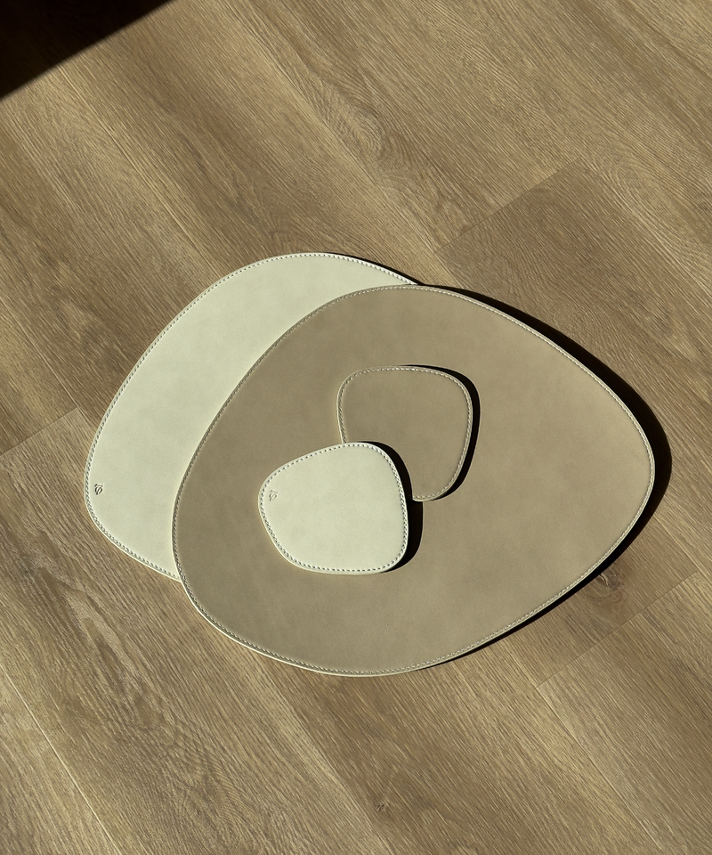 Teller- und Glasuntersetzer in Taupe und Creme aus der Serie Jade – Produktansicht im Wohnambiente