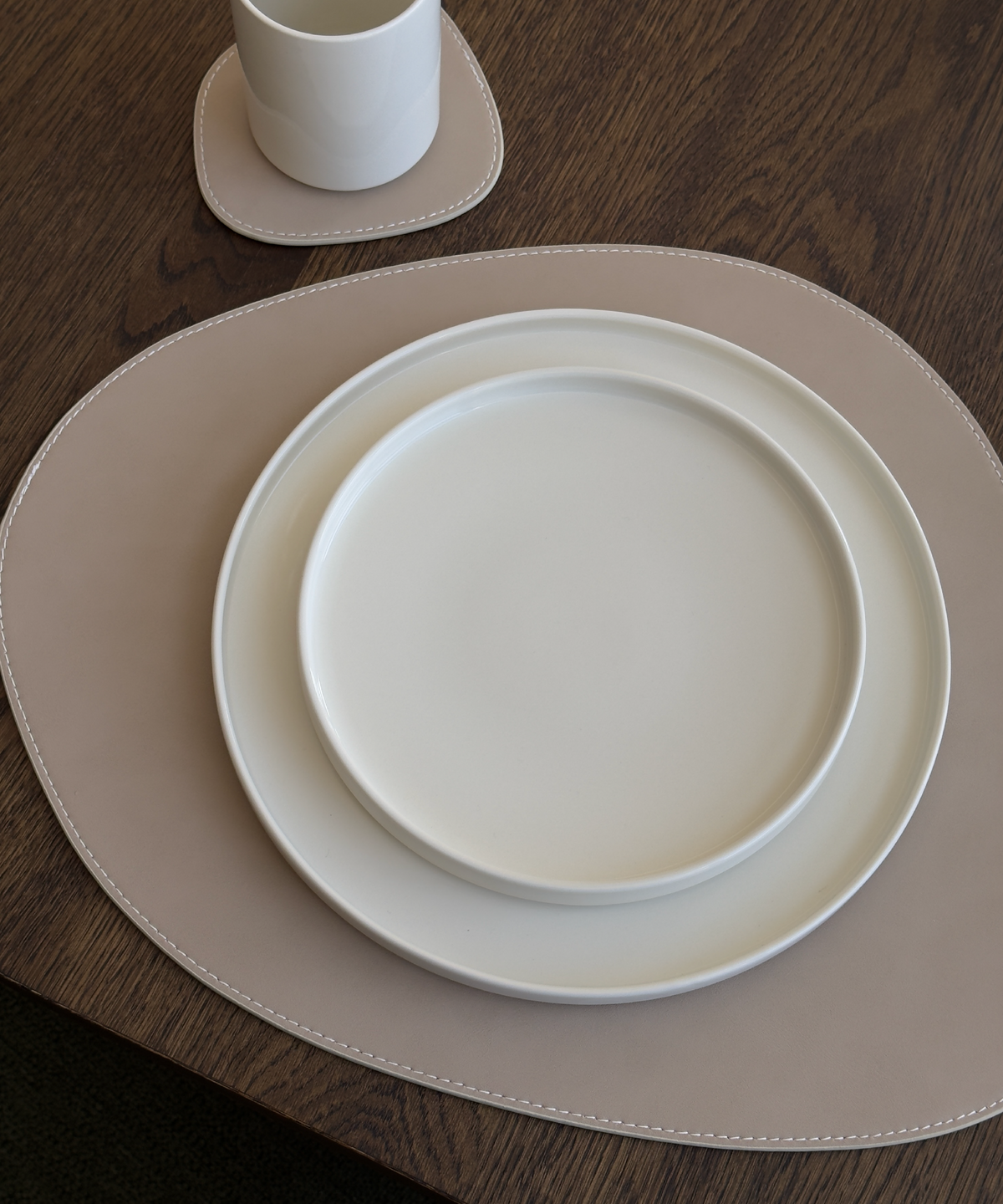 Teller- und Glasuntersetzer in Taupe und Creme aus der Serie Jade – Nahaufnahme der Oberfläche