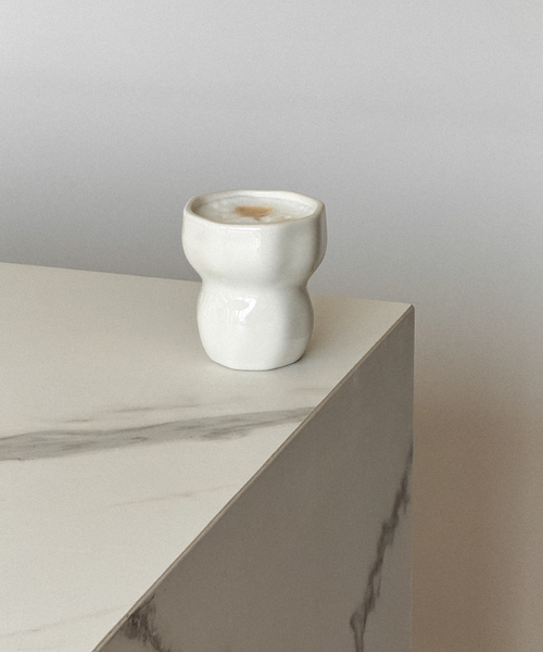 Keramik Becher in organischem Design aus der Serie Lyon – Detailansicht
