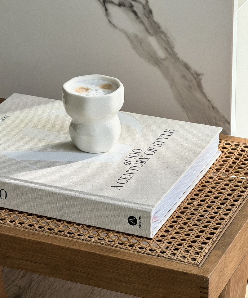 Keramik Becher in organischem Design aus der Serie Lyon – im Wohnambiente