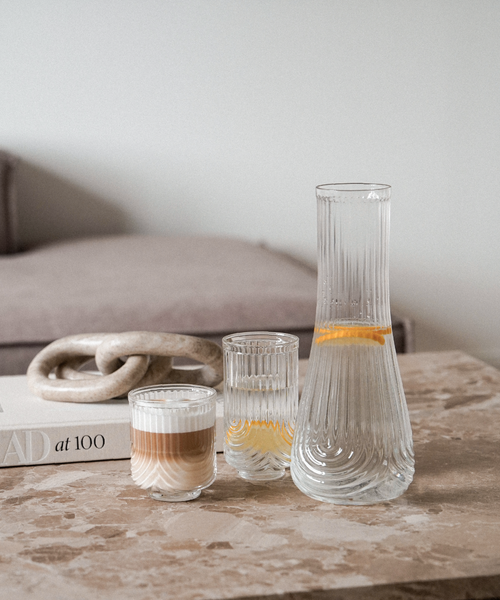 Großes Trinkglas im Bogen-Design aus der Serie Rom – im Wohnambiente