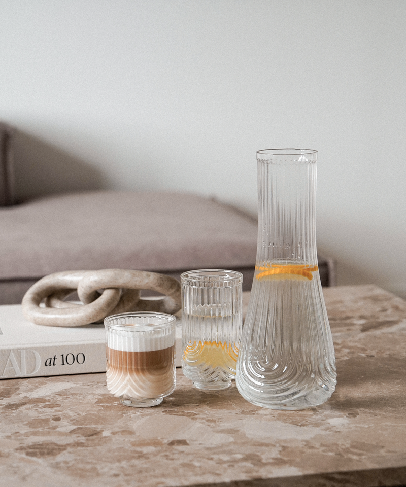 Großes Trinkglas im Bogen-Design aus der Serie Rom – im Wohnambiente