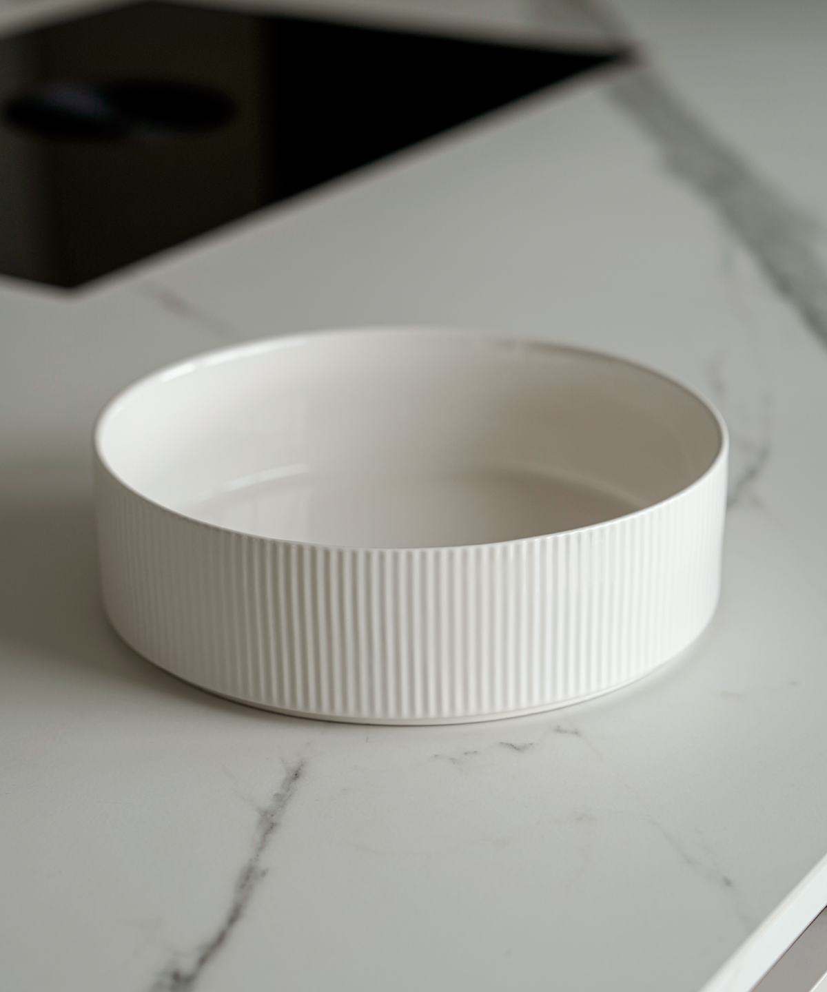 Gerillte Bowl Ø27cm in Cremeweiß aus der Serie Nia – Produktansicht
