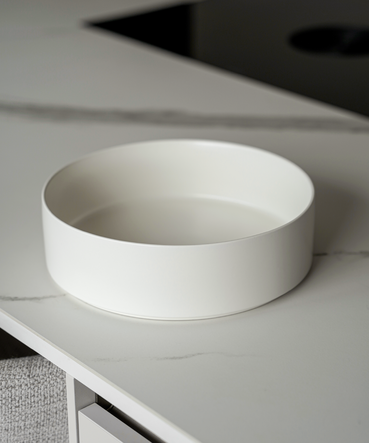 Große Bowl Ø27cm in Cremeweiß matt aus der Serie Nia – Nahaufnahme der Oberfläche
