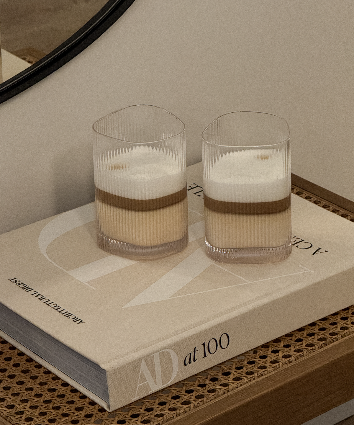 Großes Trinkglas im gerillten Design aus der Serie Venice – Nahaufnahme der Oberfläche