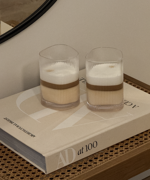Großes Trinkglas im gerillten Design aus der Serie Venice – Nahaufnahme der Oberfläche