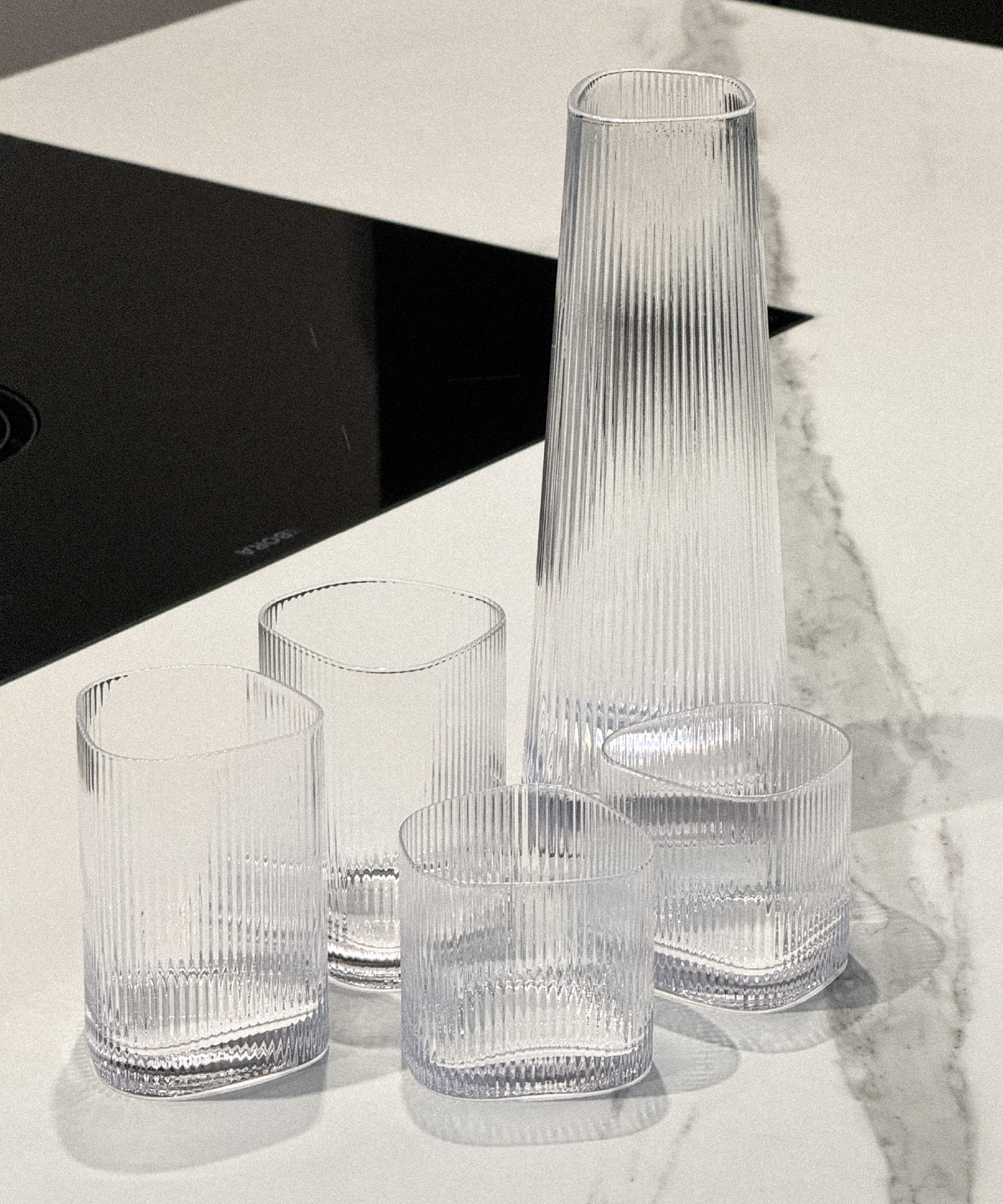 Karaffe im gerillten Design aus der Serie Venice – Produktansicht