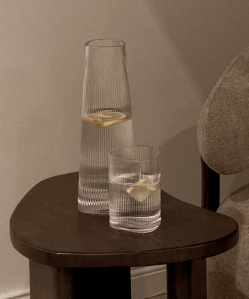 Karaffe im gerillten Design aus der Serie Venice – Nahaufnahme der Oberfläche