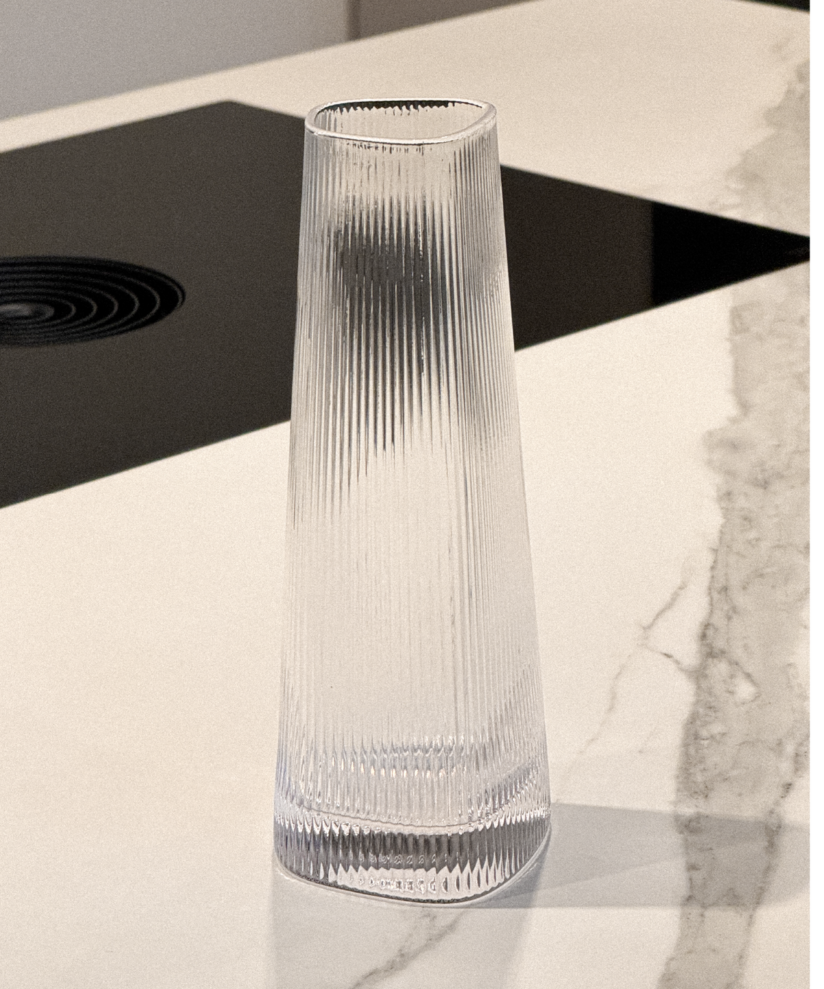 Karaffe im gerillten Design aus der Serie Venice – Detailansicht