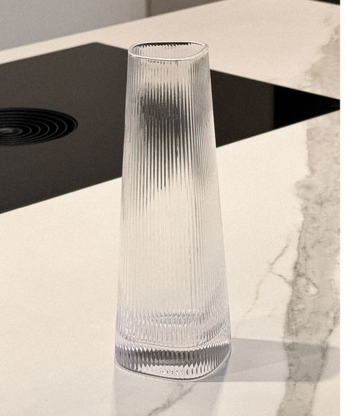 Karaffe im gerillten Design aus der Serie Venice – Detailansicht