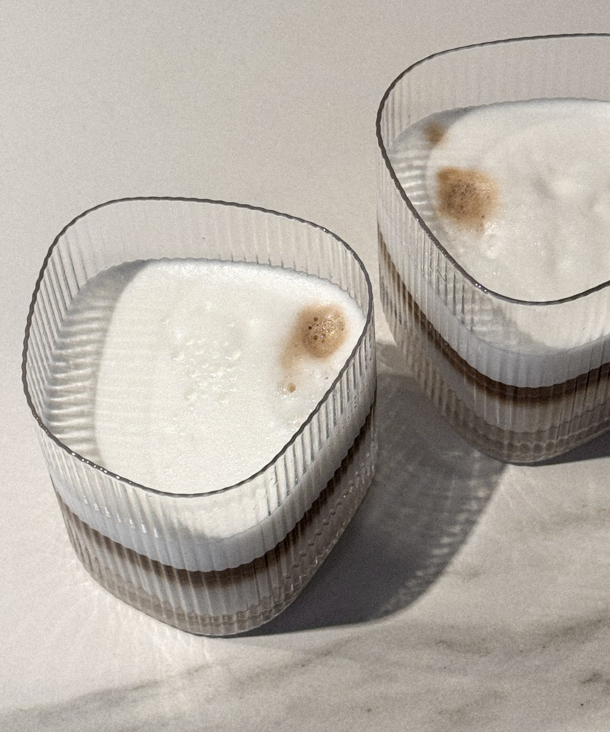 Kleines Trinkglas im gerillten Design aus der Serie Venice – Seitenansicht