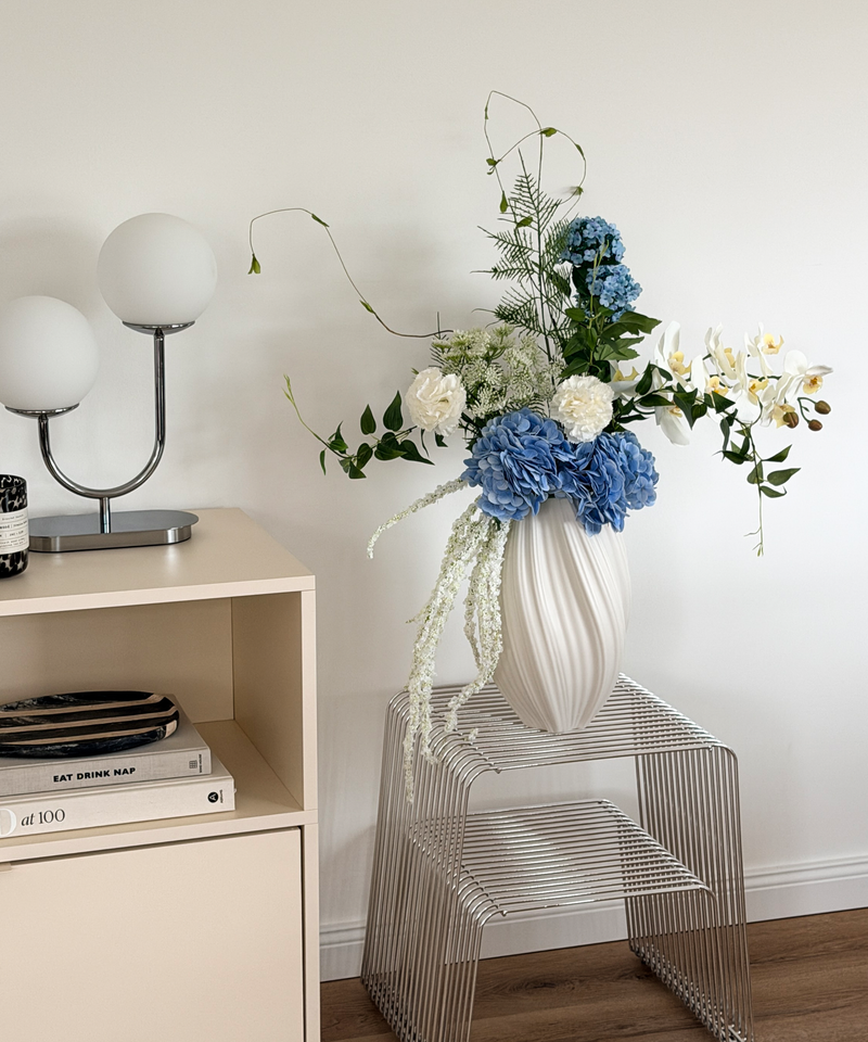 Realistisches Kunstblumen-Bouquet Azure Breeze 11er in Hellblau, Weiß und Grün – bloom collection von 7 O'CLOCK