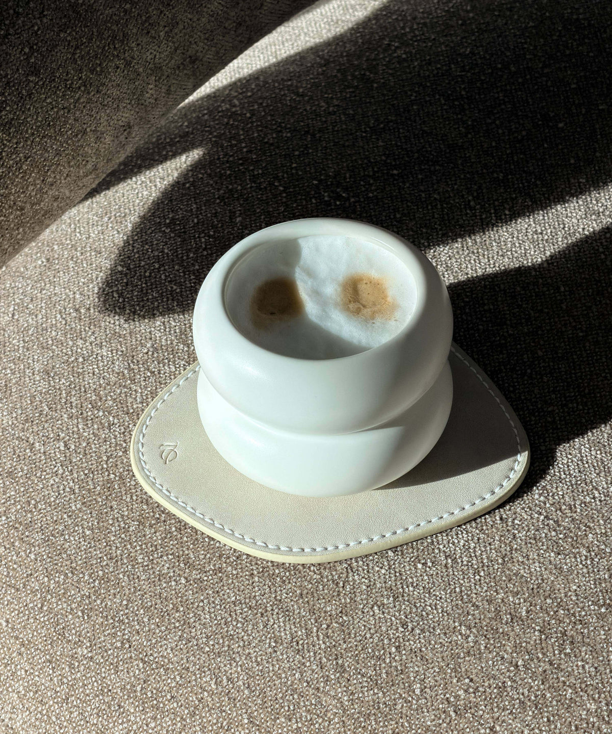 Kleiner Mya Keramikbecher in Weiß