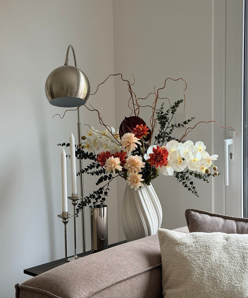 Amber Hour Kunstblumenstrauß – Strauß neben dem Sofa mit Stehlampe – Bloom von 7 O'CLOCK