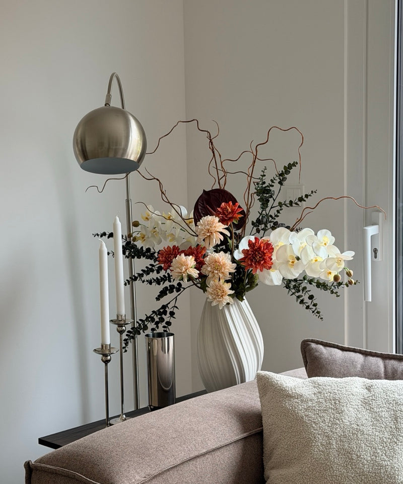 Amber Hour Kunstblumenstrauß – Strauß neben dem Sofa mit Stehlampe – Bloom von 7 O'CLOCK
