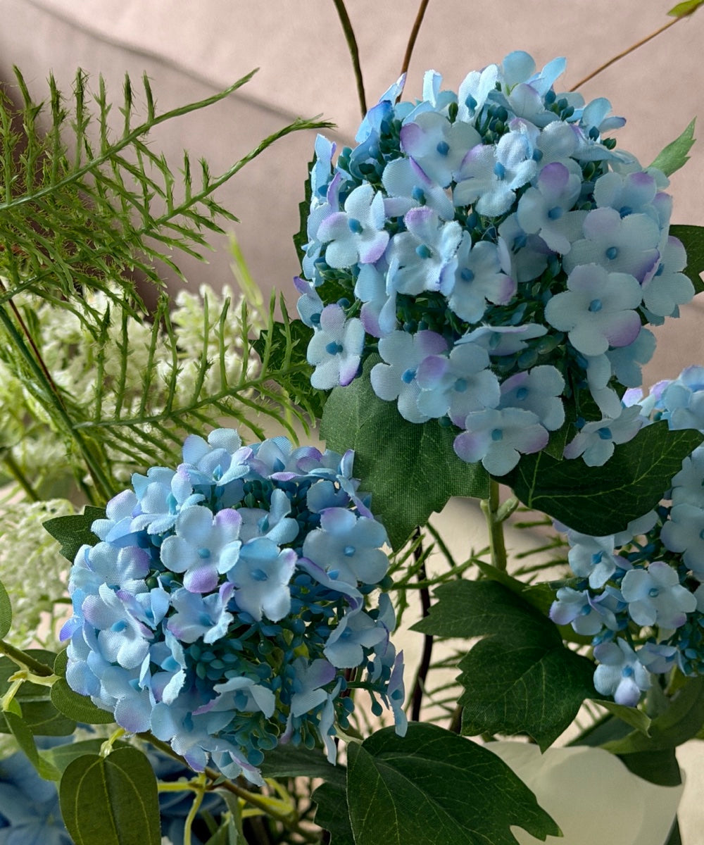Azure Breeze Kunstblumenstrauß – Close-up Hortensien in Blau – Bloom von 7 O'CLOCK