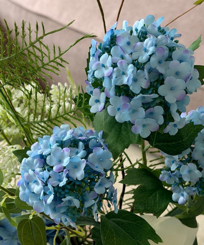 Azure Breeze Kunstblumenstrauß – Close-up Hortensien in Blau – Bloom von 7 O'CLOCK