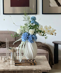 Azure Breeze Kunstblumenstrauß – Strauß auf dem Couchtisch im Wohnzimmer – Bloom von 7 O'CLOCK